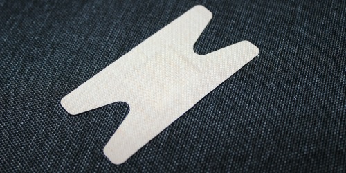 Pansement adhésif pour articulation en tissu